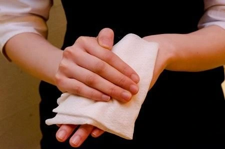 Islak doku mendilleri otel hizmetlerine renk ekleyin